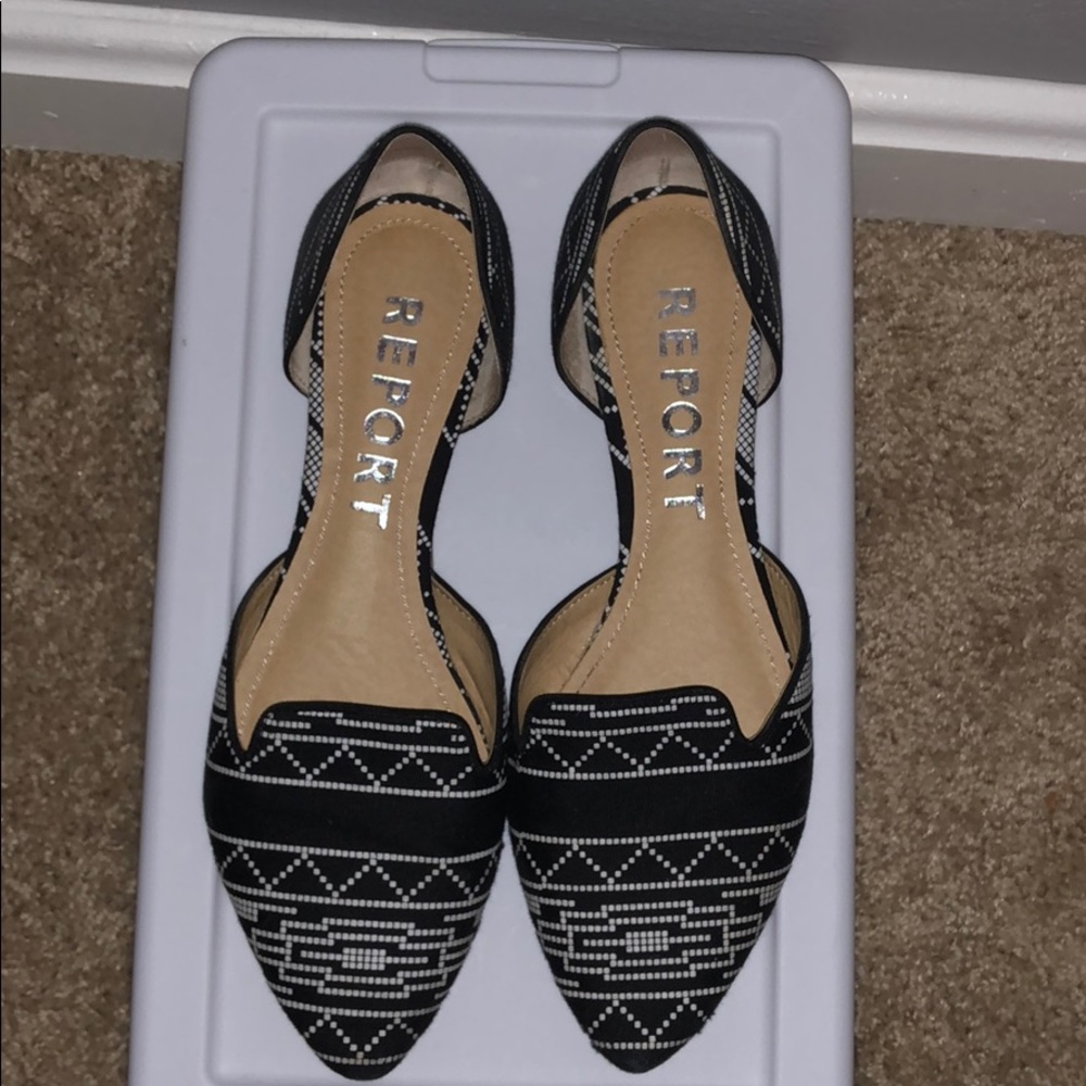 Report Black and White flats size 7